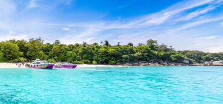 Foto de Islas Similan - 10 de noviembre de 2023: Cruceros cerca de las Islas Similan con vistas al paraíso, snorkel y puntos de buceo - Imagen libre de derechos