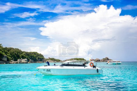 Foto de Islas Similan - 10 de noviembre de 2023: Cruceros cerca de las Islas Similan con vistas al paraíso, snorkel y puntos de buceo - Imagen libre de derechos