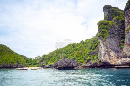 Foto de Phi Phi, Tailandia - 23 de noviembre de 2023: Hermoso paisaje de las Islas Phi Phi - las islas más famosas con vistas al paraíso y rocas verdes - Imagen libre de derechos