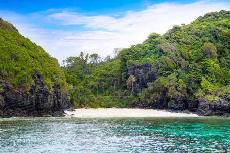 Foto de Hermoso paisaje de las islas Phi Phi en Tailandia las islas más famosas con vistas al paraíso y rocas verdes - Imagen libre de derechos