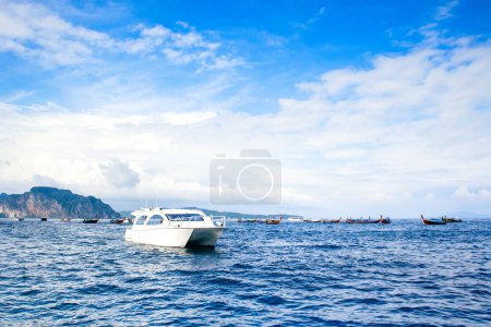 Foto de Cruceros y yates cerca de las islas Phi Phi - uno de los lugares más famosos con vistas al paraíso y rocas verdes - Imagen libre de derechos