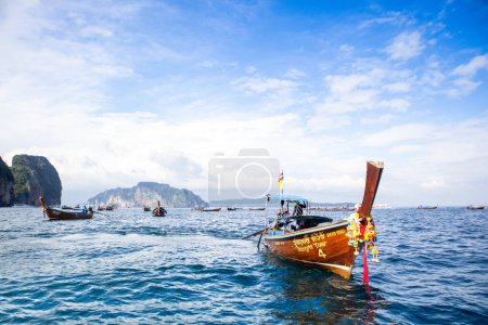 Foto de Phi Phi, Tailandia - 23 de noviembre de 2023: Cruceros cerca de la Bahía Maya - uno de los lugares más famosos con vistas al paraíso, playa de arena y rocas verdes - Imagen libre de derechos