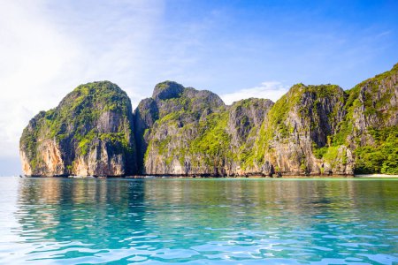Foto de Hermoso paisaje de la Bahía Maya en las Islas Phi Phi en Tailandia - uno de los lugares más famosos con vistas al paraíso, playa de arena y rocas verdes - Imagen libre de derechos