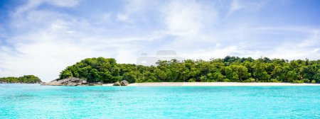 Foto de Paisaje panorámico de las islas Similan en Tailandia: las islas más famosas con vistas al paraíso y puntos de buceo y snorkel - Imagen libre de derechos