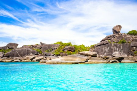 Foto de La costa rocosa de las islas Similan en Tailandia: la mayoría de las islas famosas con vistas al paraíso y lugares para practicar snorkel y buceo - Imagen libre de derechos