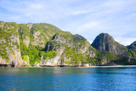 Foto de Hermoso paisaje de la Bahía Maya en las Islas Phi Phi en Tailandia - uno de los lugares más famosos con vistas al paraíso, playa de arena y rocas verdes - Imagen libre de derechos