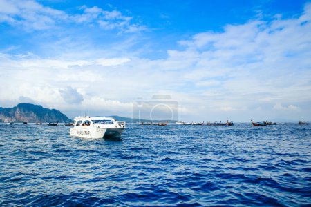 Foto de Phi Phi, Tailandia - 23 de noviembre de 2023: Cruceros y yates cerca de las islas Phi Phi, uno de los lugares más famosos con vistas al paraíso y rocas verdes - Imagen libre de derechos