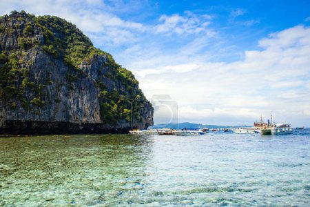 Foto de Phi Phi, Tailandia - 23 de noviembre de 2023: Cruceros y yates cerca de las islas Phi Phi, uno de los lugares más famosos con vistas al paraíso y rocas verdes - Imagen libre de derechos