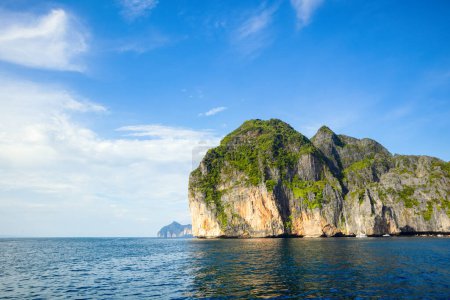 Wunderschöne Landschaft der Maya Bay auf den Phi Phi Inseln in Thailand - einer der berühmtesten Orte mit paradiesischen Aussichten, Sandstrand und grünen Felsen 