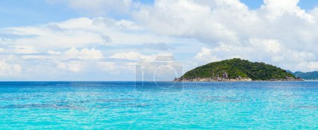 Foto de Hermoso paisaje panorámico de las islas Similan en Tailandia: la mayoría de las islas famosas con vistas al paraíso y puntos de snorkel y buceo - Imagen libre de derechos