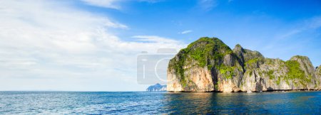Foto de Hermoso paisaje panorámico de la Bahía Maya en Tailandia - uno de los lugares más famosos con vistas al paraíso, playa de arena y rocas verdes - Imagen libre de derechos