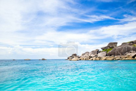 Foto de La costa rocosa de las islas Similan en Tailandia: la mayoría de las islas famosas con vistas al paraíso y lugares para practicar snorkel y buceo - Imagen libre de derechos