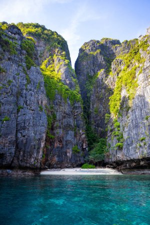 Foto de Hermoso paisaje de las islas Phi Phi en Tailandia las islas más famosas con vistas al paraíso y rocas verdes - Imagen libre de derechos