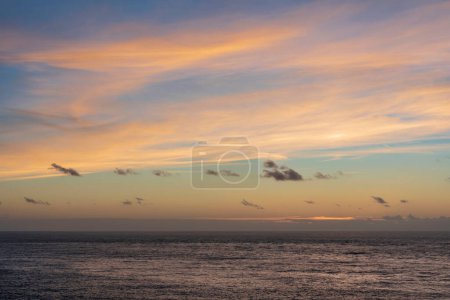 Téléchargez les photos : Beau coucher de soleil ciel paysage coloré vibrant sur l'océan - en image libre de droit