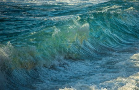 Téléchargez les photos : De puissantes vagues de couleur turquoise s'écrasent à Sennen Cove en Cornouailles à la fin du coucher du soleil - en image libre de droit