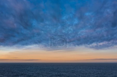 Foto de Impresionante imagen de paisaje de drones aéreos de la ensenada de Prusia al amanecer en Cornualles Inglaterra con cielo y nubes atmosféricas y malhumoradas - Imagen libre de derechos