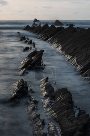 Téléchargez les photos : Superbe image de paysage de coucher de soleil de Welcome Mouth Beach dans le Devon en Angleterre avec de belles formations rocheuses - en image libre de droit