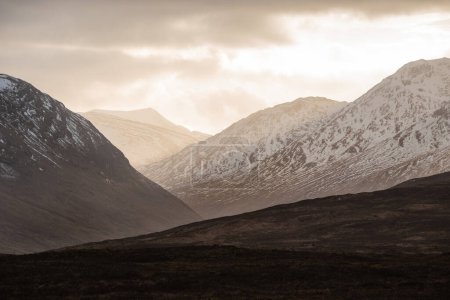 Téléchargez les photos : Superbes rayons de soleil spectaculaires d'hiver couchant sur le paysage de Lost Valley à Etive Mor dans les Highlands écossais - en image libre de droit
