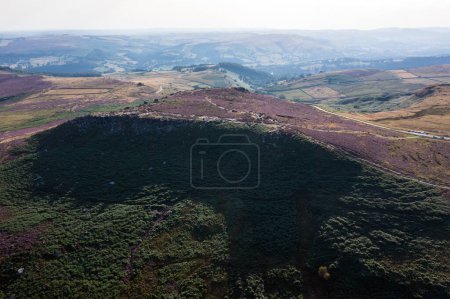 Foto de Beautiful late Summer aerial drone landscape image of heather in full bloom in Peak District - Imagen libre de derechos