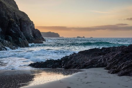 Téléchargez les photos : Superbe lever de soleil sur le paysage de Kynance Cove en Cornouailles Angleterre avec un ciel vibrant et un magnifique océan turquoise - en image libre de droit