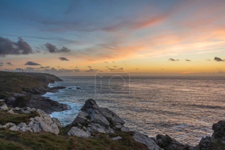 Foto de Hermosa imagen de paisaje al atardecer de la costa del acantilado de Cornwall con minas de estaño en el fondo visto desde el faro de Pendeen - Imagen libre de derechos
