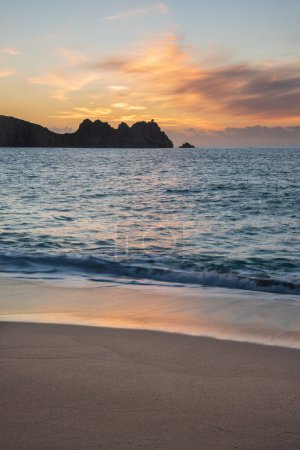 Téléchargez les photos : Beau paysage au lever du soleil à la plage de Porthcurno en Cornouailles Angleterre avec des couleurs et une humeur étonnantes - en image libre de droit
