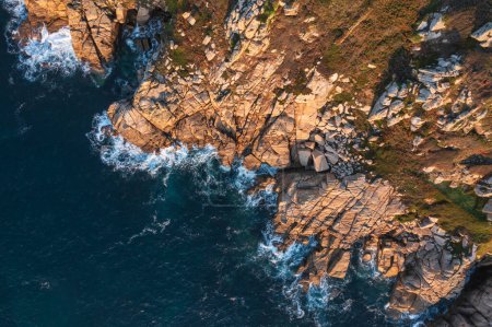 Téléchargez les photos : Image aérienne de paysage de drone du promontoire du théâtre Minnack autour de la plage de Porthcurno en Cornouailles Angleterre au lever du soleil - en image libre de droit