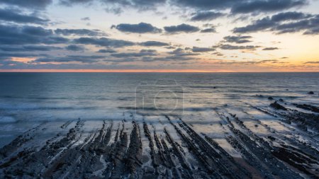 Foto de Impresionante imagen de paisaje al atardecer de Welcome Mouth Beach en Devon Inglaterra con hermosas formaciones rocosas - Imagen libre de derechos