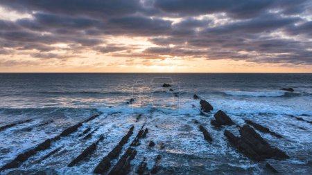 Téléchargez les photos : Belle image aérienne de coucher de soleil de paysage de drone de Welcombe Mouth Beach dans le Devon en Angleterre - en image libre de droit