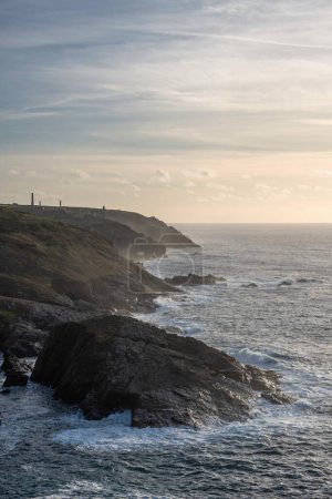 Téléchargez les photos : Belle image de paysage de coucher de soleil de Cornouailles côte falaise avec des mines d'étain en arrière-plan vue du phare de Pendeen promontoire - en image libre de droit