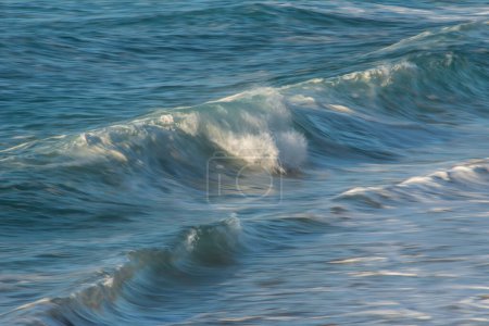 Téléchargez les photos : De puissantes vagues de couleur turquoise s'écrasent à Sennen Cove en Cornouailles à la fin du coucher du soleil - en image libre de droit