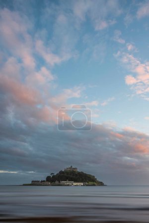 Téléchargez les photos : Belle image de paysage de St Michael's Mount en Cornouailles en Angleterre lors de la soirée coucher de soleil de couleur douce - en image libre de droit