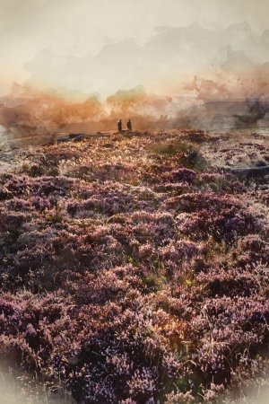 Foto de Absolutely stunning sunset landscape image with unidentified couple looking from Higger Tor in Peak District across to Hope Vally in late Summer with heather in full bloom - Imagen libre de derechos
