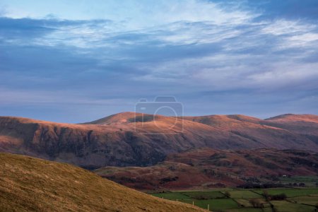 Téléchargez les photos : Wonderful sunset landscape image of view from Latrigg Fell towards Great Dodd and Stybarrow Dodd in Lake District - en image libre de droit