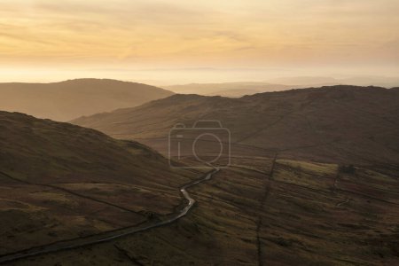 Foto de Lovely Winter landscape view from Red Screeds across misty layers of mountains Ill Bell, Stony Cove Pike and Tarn Crag - Imagen libre de derechos
