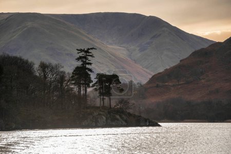 Téléchargez les photos : Beautiful Winter landscape views of mountain ranges around Ullswater in Lake District viewed from boat on lake - en image libre de droit