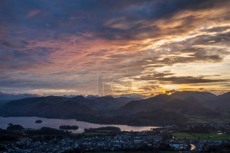 Foto de Absolutely stunning landscape image of view across Derwentwater from Latrigg Fell in lake District during Winter beautiful colorful sunset - Imagen libre de derechos