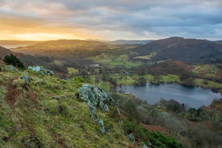 Téléchargez les photos : Magnifique lever de soleil d'hiver heure dorée vue sur le paysage de Loughrigg Tombé à travers la campagne dans le Lake District - en image libre de droit