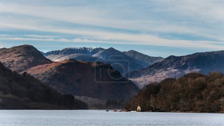 Téléchargez les photos : Belles vues du paysage hivernal des chaînes de montagnes autour d'Ullswater dans le district du lac vu du bateau sur le lac - en image libre de droit