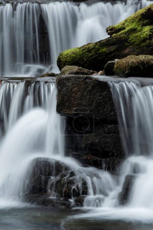 Foto de Beautiful landscape image of Scaleber Force waterfall in Yorkshire Dales National Pakr in England - Imagen libre de derechos
