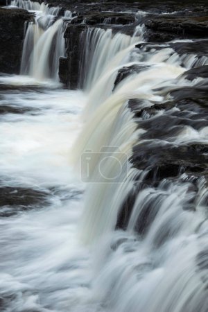 Téléchargez les photos : Beautiful peaceful landscape image of Aysgarth Falls in Yorkshire Dales in England during Winter morning - en image libre de droit