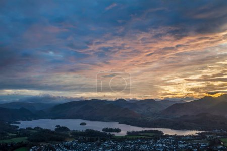 Foto de Absolutely stunning landscape image of view across Derwentwater from Latrigg Fell in lake District during Winter beautiful colorful sunset - Imagen libre de derechos
