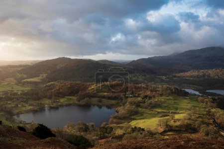 Téléchargez les photos : Magnifique lever de soleil d'hiver heure dorée vue sur le paysage de Loughrigg Tombé à travers la campagne dans le Lake District - en image libre de droit
