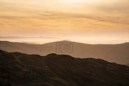 Téléchargez les photos : Lovely Winter landscape view from Red Screeds across misty layers of mountains Ill Bell, Stony Cove Pike and Tarn Crag - en image libre de droit