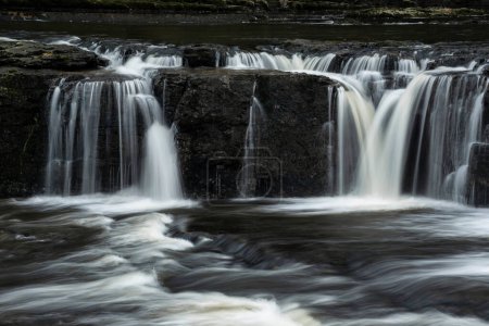 Téléchargez les photos : Belle image de paysage paisible des chutes Aysgarth dans le Yorkshire Dales en Angleterre pendant la matinée d'hiver - en image libre de droit