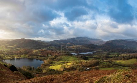 Foto de Beautiful Winter sunrise golden hour landscape view from Loughrigg Fell across the countryside towards Langdale Pikes in the Lake District - Imagen libre de derechos