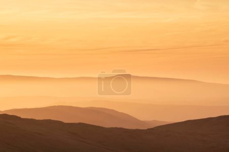 Foto de Lovely Winter landscape view from Red Screeds across misty layers of mountains Ill Bell, Stony Cove Pike and Tarn Crag - Imagen libre de derechos