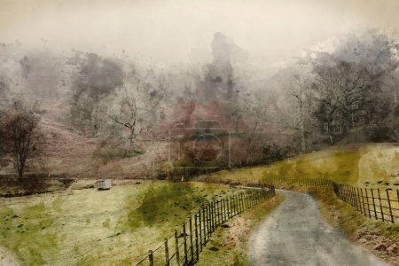 Téléchargez les photos : Aquarelle numérique de Belle image de paysage d'hiver de la route autour de Loughtrigg Tarn par matin brumeux avec de l'eau calme et campagne brumeuse en arrière-plan - en image libre de droit