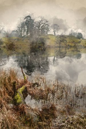 Téléchargez les photos : Aquarelle numérique de Belle image de paysage d'hiver de Loughtrigg Tarn par matin brumeux avec de l'eau calme et campagne brumeuse en arrière-plan - en image libre de droit
