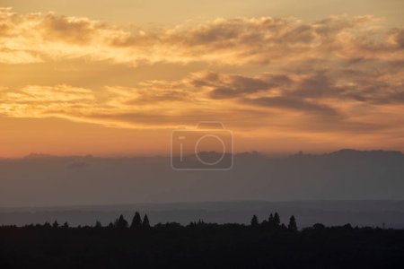 Téléchargez les photos : Belle fin d'été coucher de soleil avec des couleurs vives dans South Downs National Park Royaume-Uni - en image libre de droit